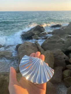 Pinza para el cabello Lena Gold: un elegante accesorio escultural para un acabado chic.