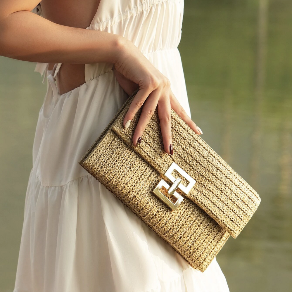 Bolso Raya - Bohem Breeze: clutch de punto tejido con hebilla dorada para un look veraniego chic.