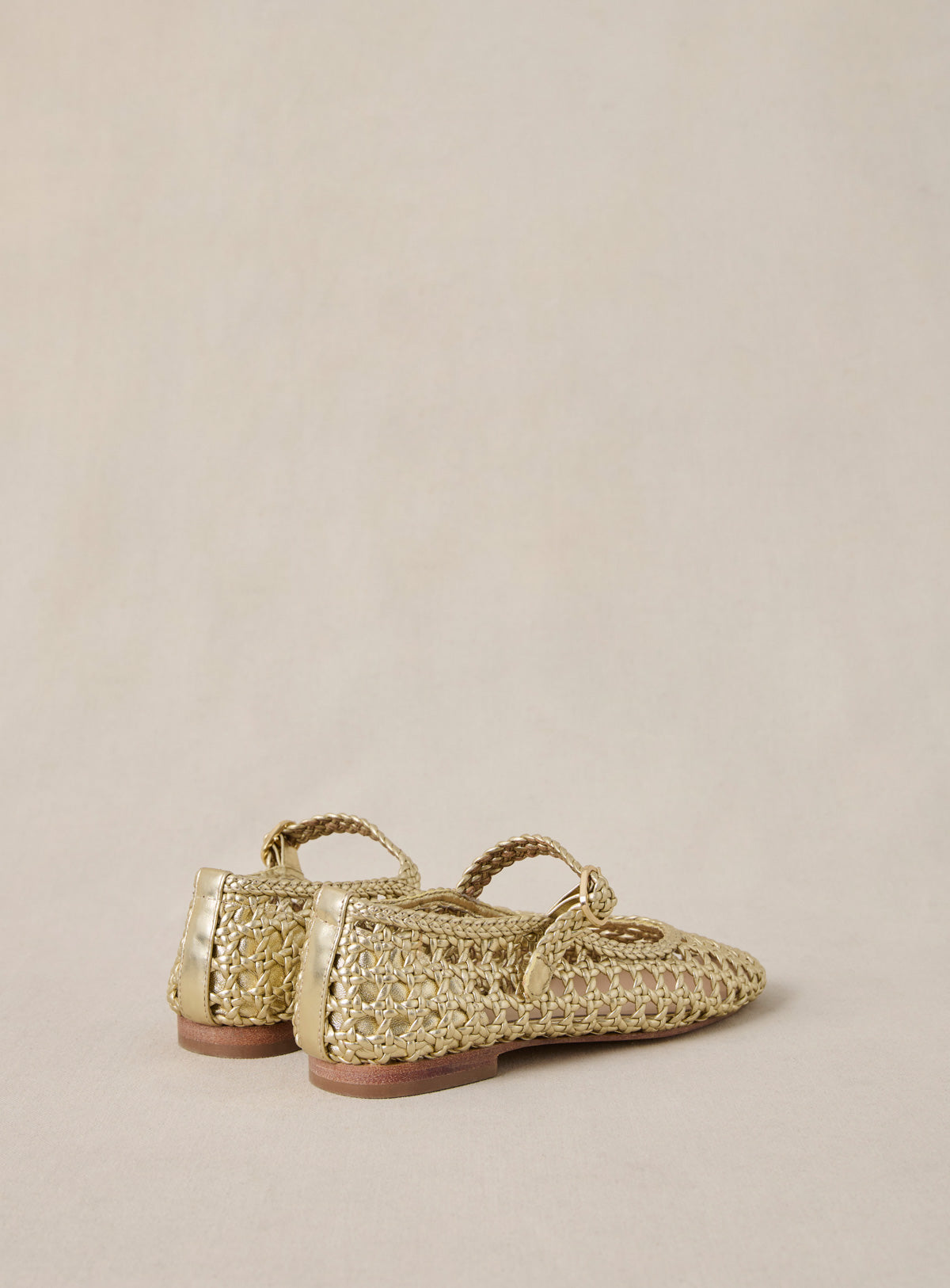 Handcrafted Comfort, Effortless Summer Elegance_ gold_bottom