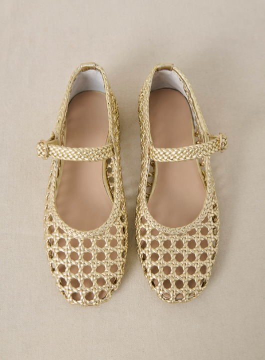 Handcrafted Comfort, Effortless Summer Elegance_gold