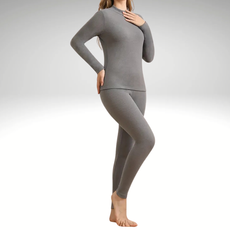 Ensemble hiver femme gris, vue de côté, haut col haut et pantalon doublé polaire, confortable et féminin | Grey women’s winter set, side view, high collar top & fleece-lined pants, cozy and feminine