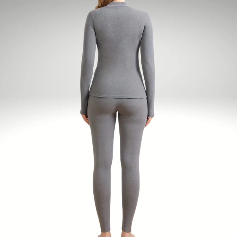 Ensemble cocooning hiver femme gris, vue de dos, haut col haut et pantalon doublé polaire, maintien confortable et look élégant | Grey women’s winter set, back view, high collar top & fleece-lined pants, comfortable fit and elegant look
