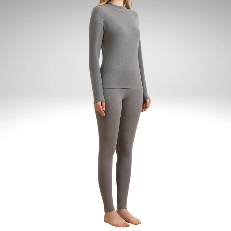 Ensemble cocooning hiver femme gris, vue de face, haut col haut et pantalon doublé polaire, confortable et élégant | Grey women’s winter cocooning set, front view, high collar top & fleece-lined pants, comfortable and stylish