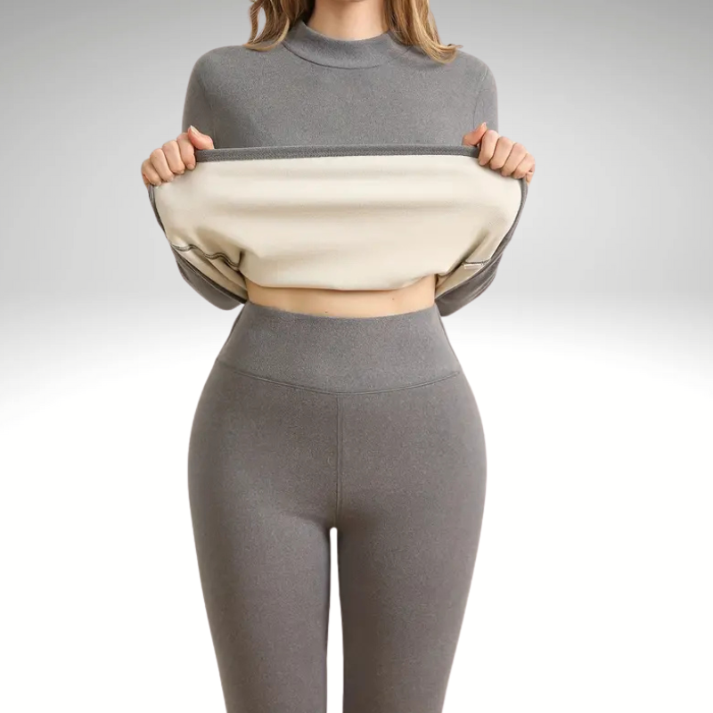 Ensemble cocooning hiver femme gris, vue de profil, haut col haut et pantalon doublé polaire, parfait pour rester au chaud | Grey women’s winter set, profile view, high collar top & fleece-lined pants, perfect for staying warm