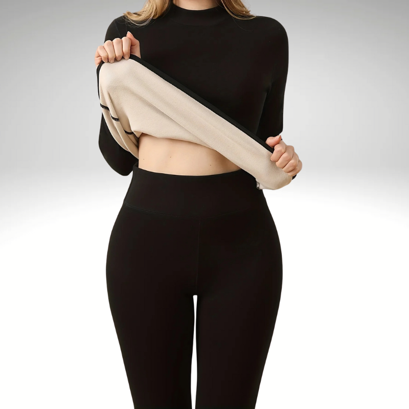 Ensemble cocooning hiver femme noir, zoom detail, haut col haut à manches longues et pantalon doublé polaire, confortable et élégant | Black women’s winter cocooning set, closeup, high collar long-sleeve top & fleece-lined pants, comfortable and stylish