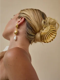 Pinza para el cabello Lena Gold: un elegante accesorio escultural para un acabado chic.
