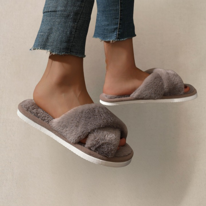 Trendy women’s brown fluffy slippers