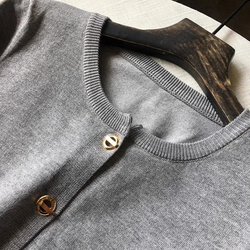 Elegant light grey women’s cardigan – cozy and timeless style