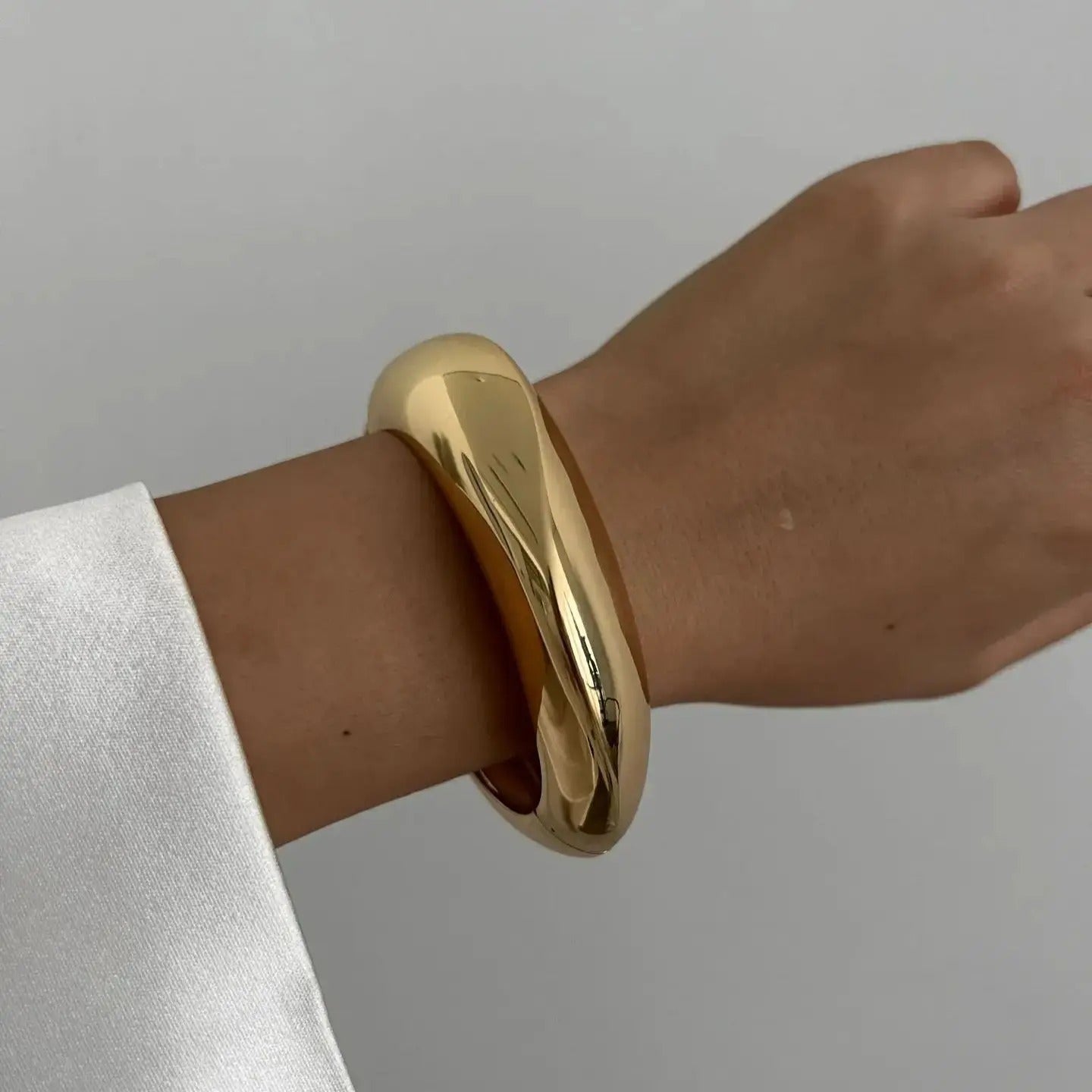 Ilona Bracelet Manchette – Design Sculptural Doré