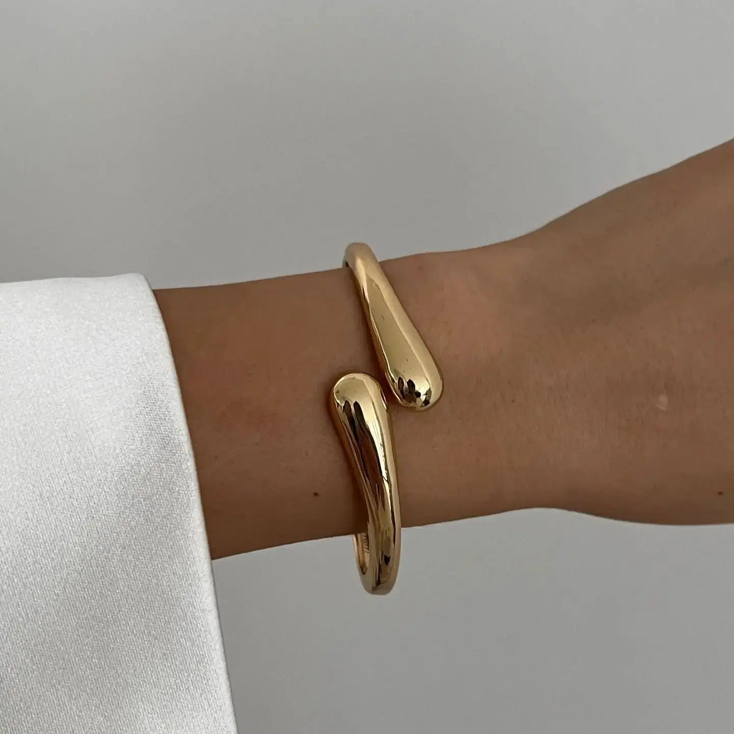 Ilona Bracelet Manchette – Design Sculptural Doré
