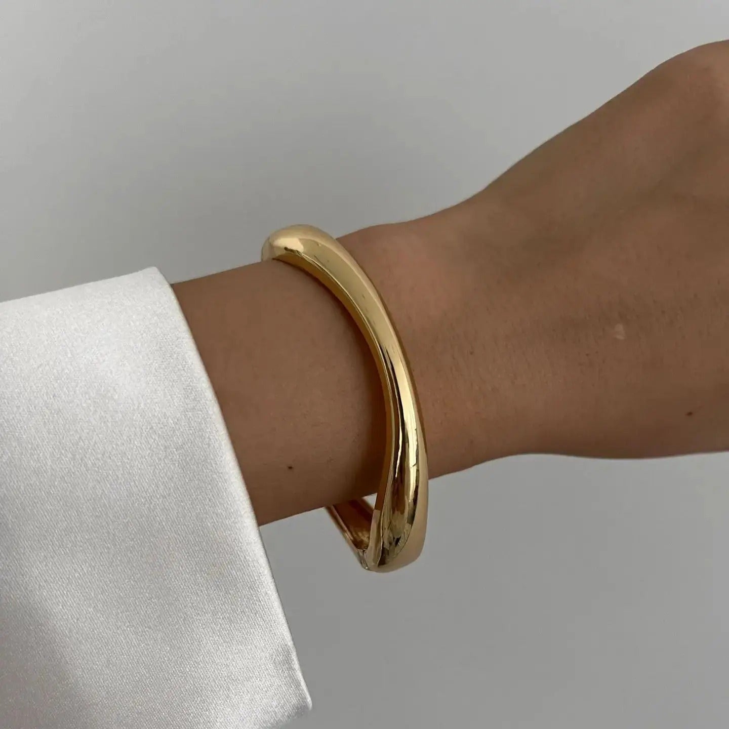 Ilona Bracelet Manchette – Design Sculptural Doré