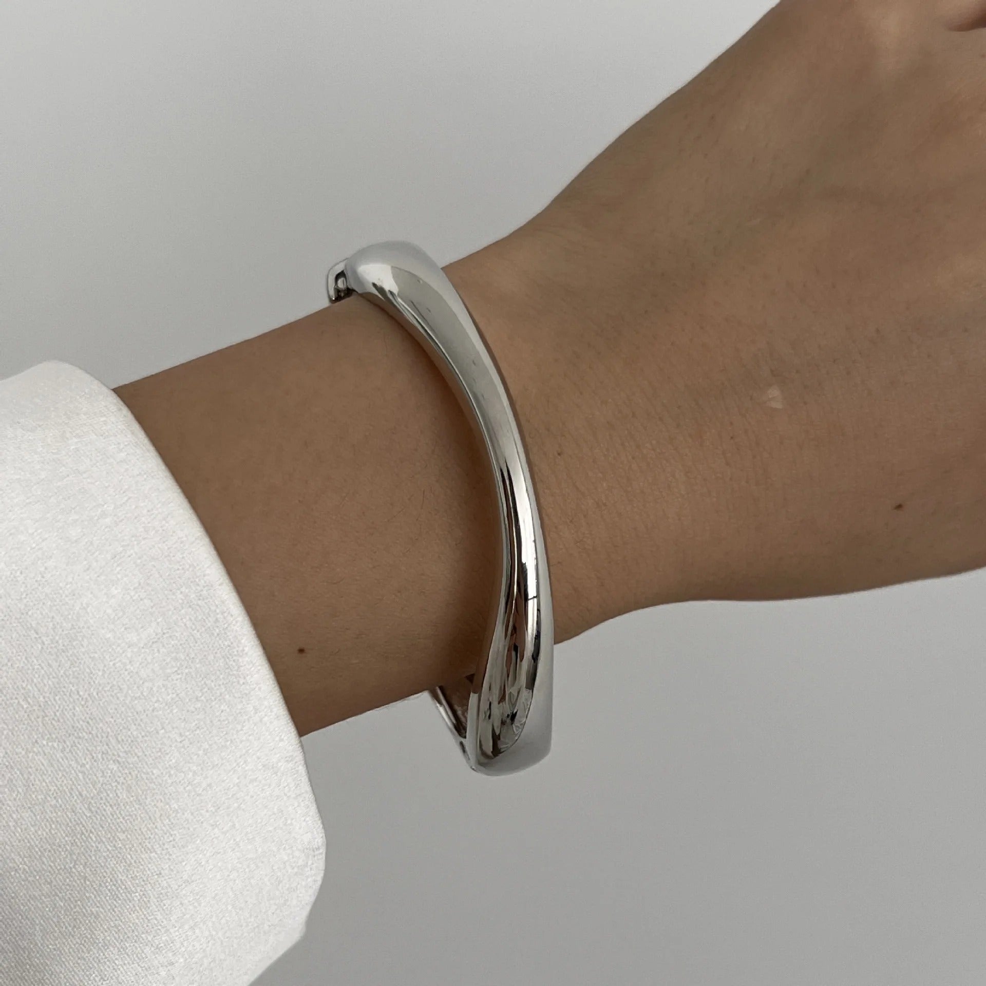 Ilona Bracelet Manchette – Design Sculptural Doré