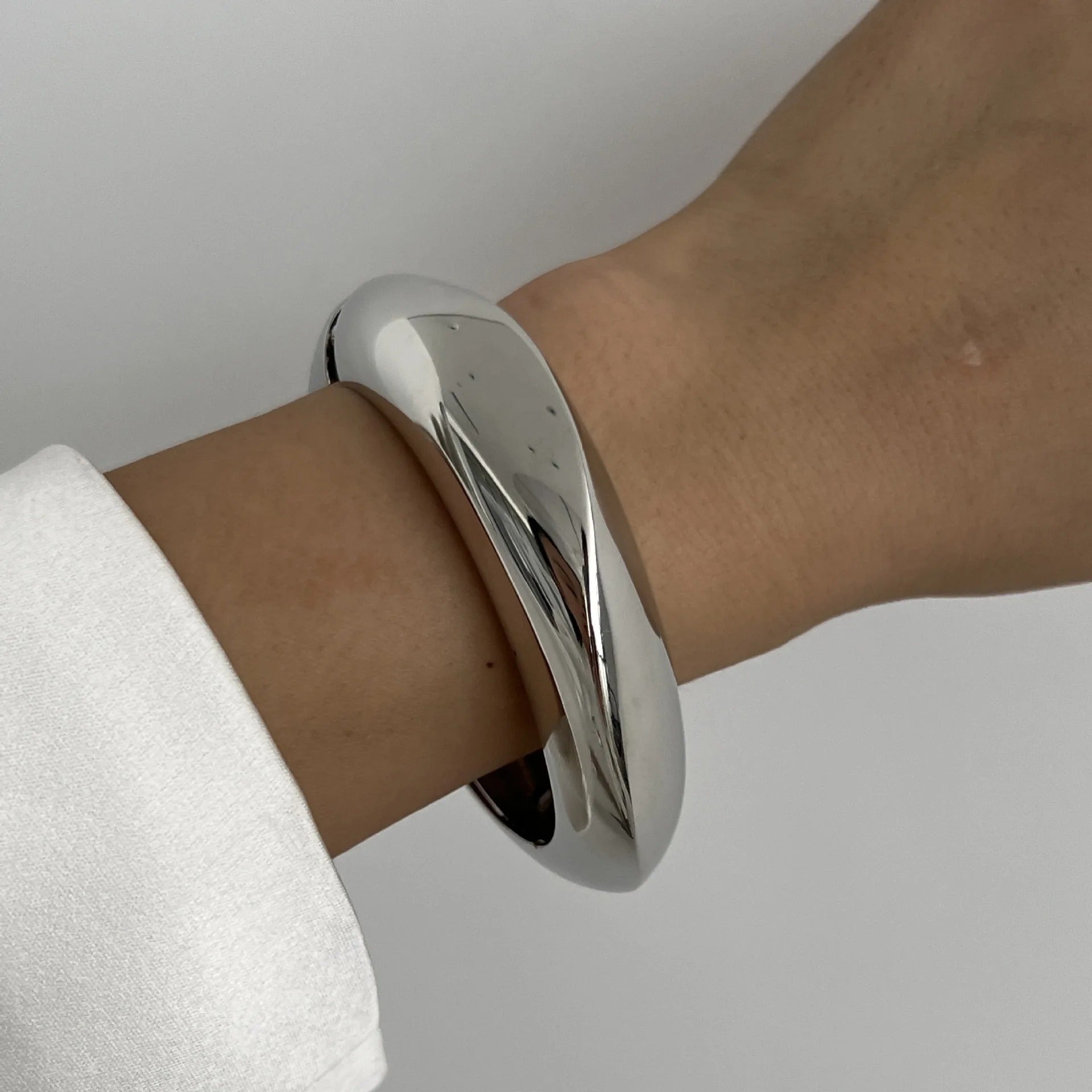 Ilona Bracelet Manchette – Design Sculptural Doré