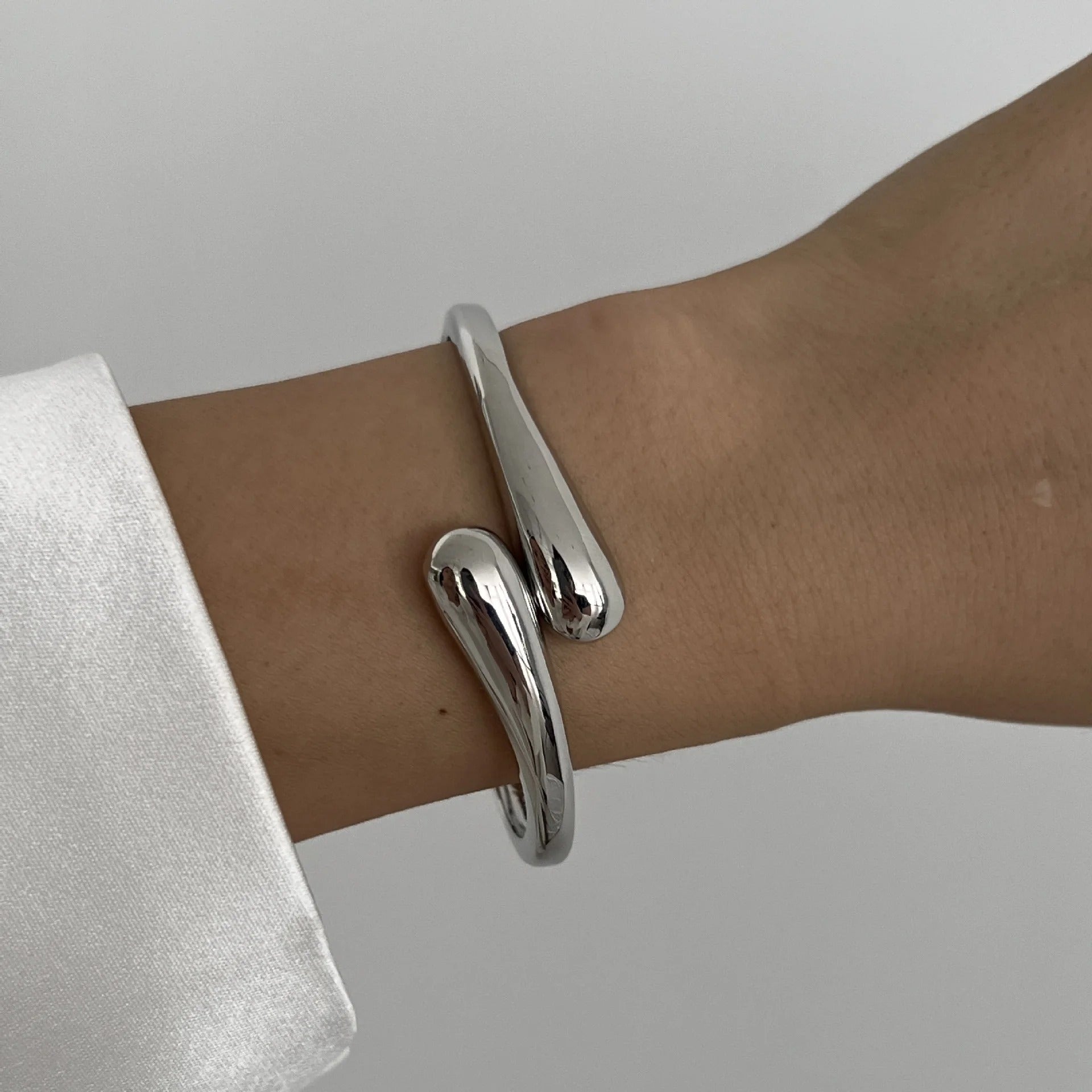 Ilona Bracelet Manchette – Design Sculptural Doré