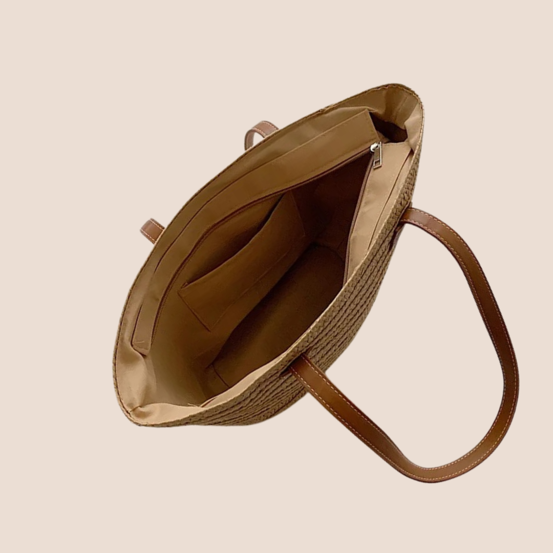 Détail du tressage du sac en osier pour femme, texture naturelle et finition artisanale