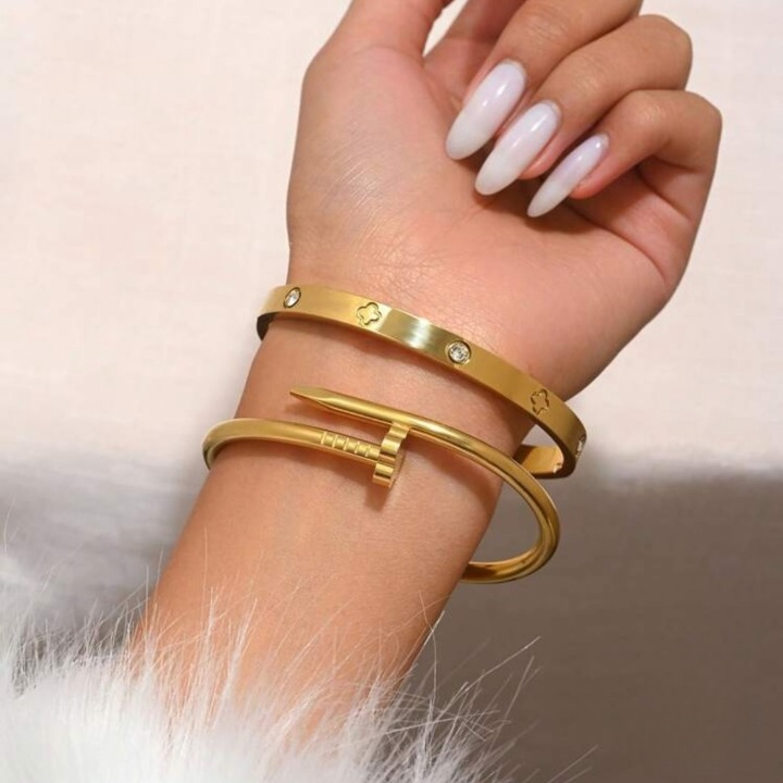 Femmes Bracelet en Zircon Doré – Trèfle Chic en Acier Inoxydable | Bijoux Élégants & Tendance