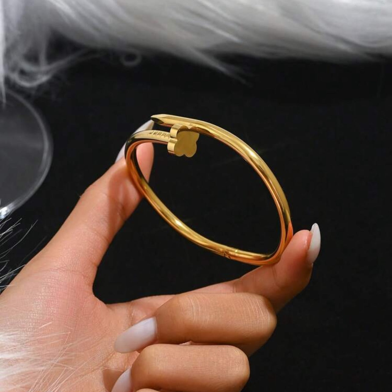 Women’s gold stainless steel hypoallergenic bracelet with lucky clover motif