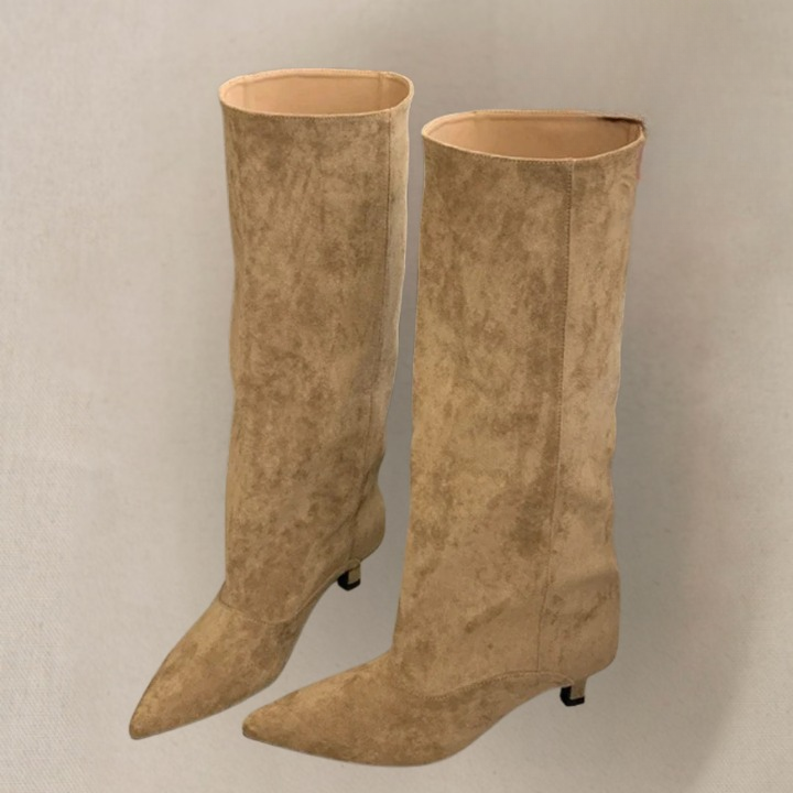 Women’s knee-high boots winter beige with low heel chic look close up 