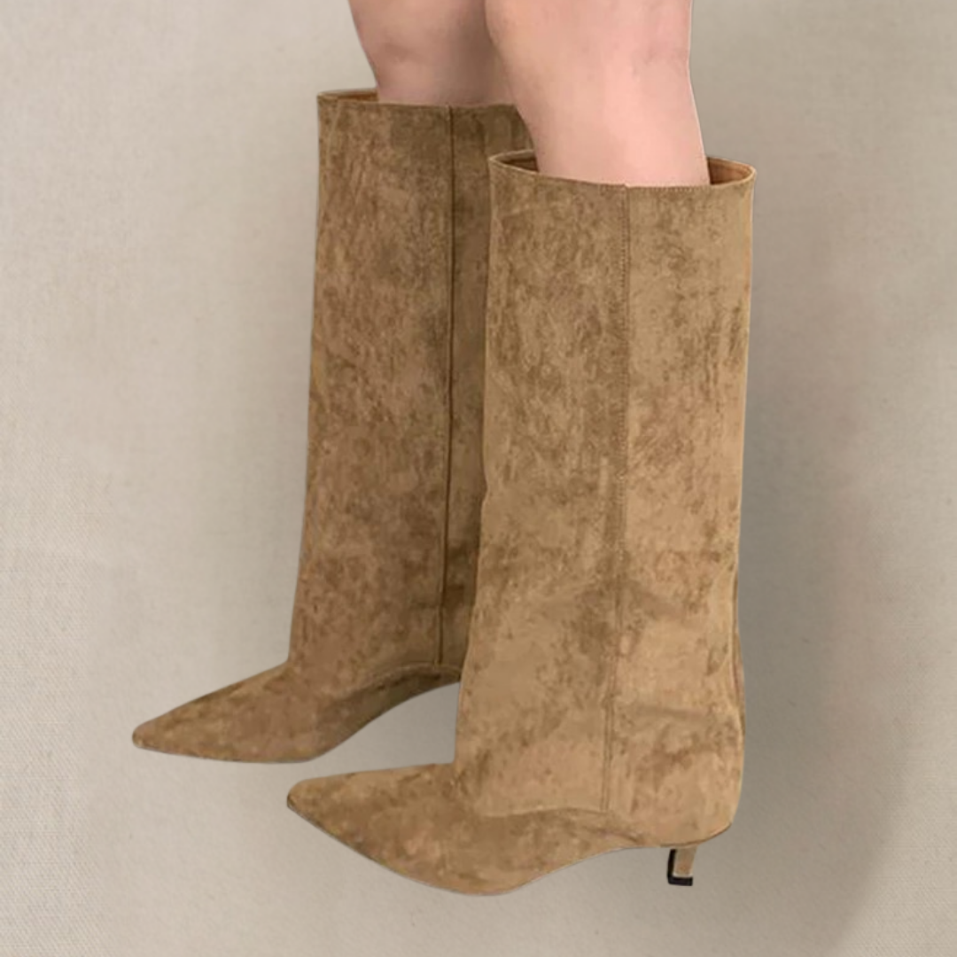 Women’s knee-high boots winter camel with low heel chic look